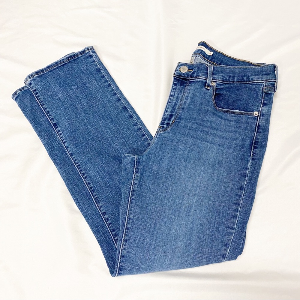 Levi’s Women’s Classic Straight Medium Wash Jeans - Picture 2 of 11
